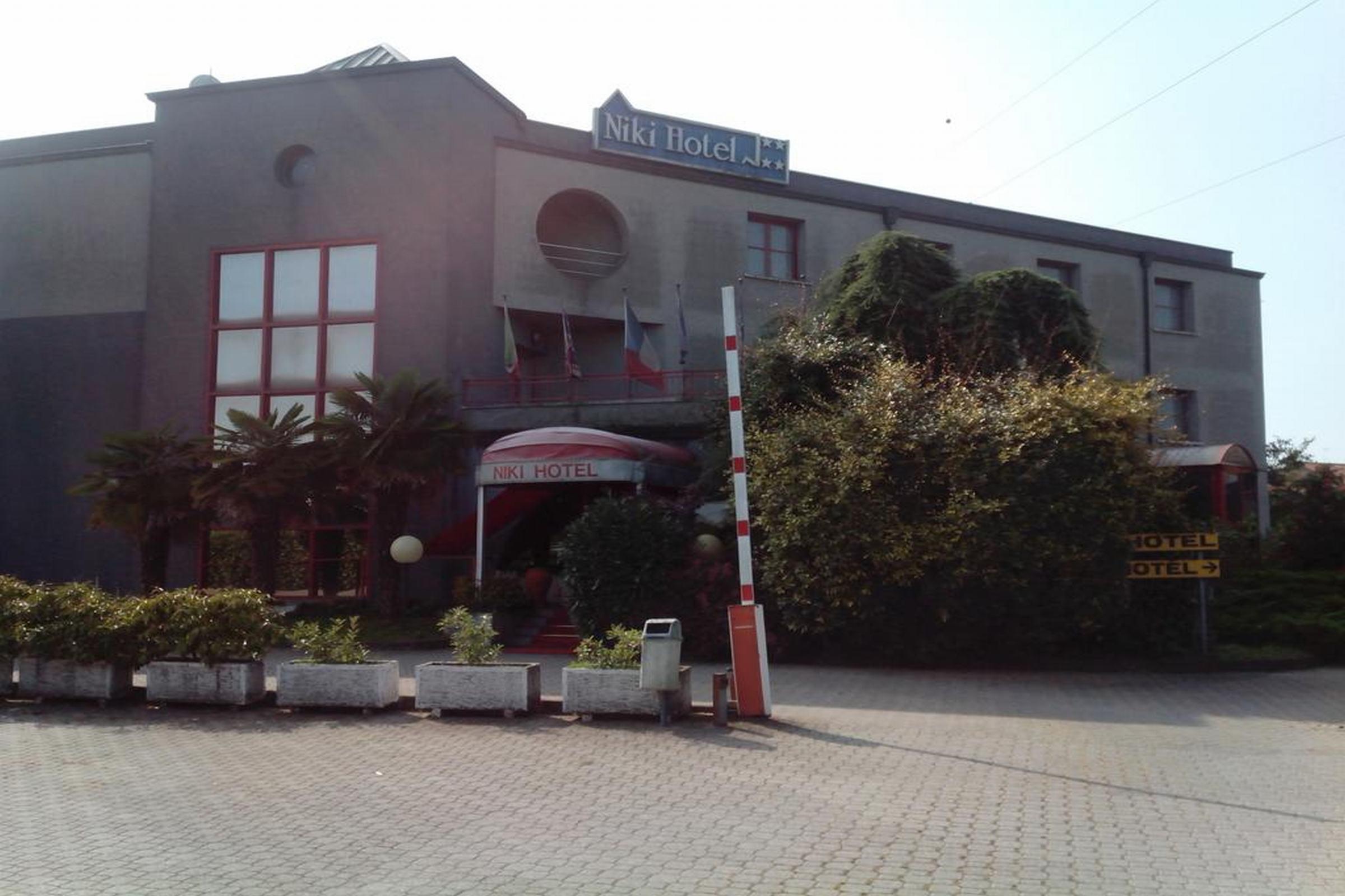 Hotel Niki Tribiano Dış mekan fotoğraf