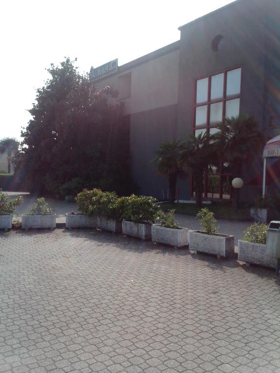 Hotel Niki Tribiano Dış mekan fotoğraf