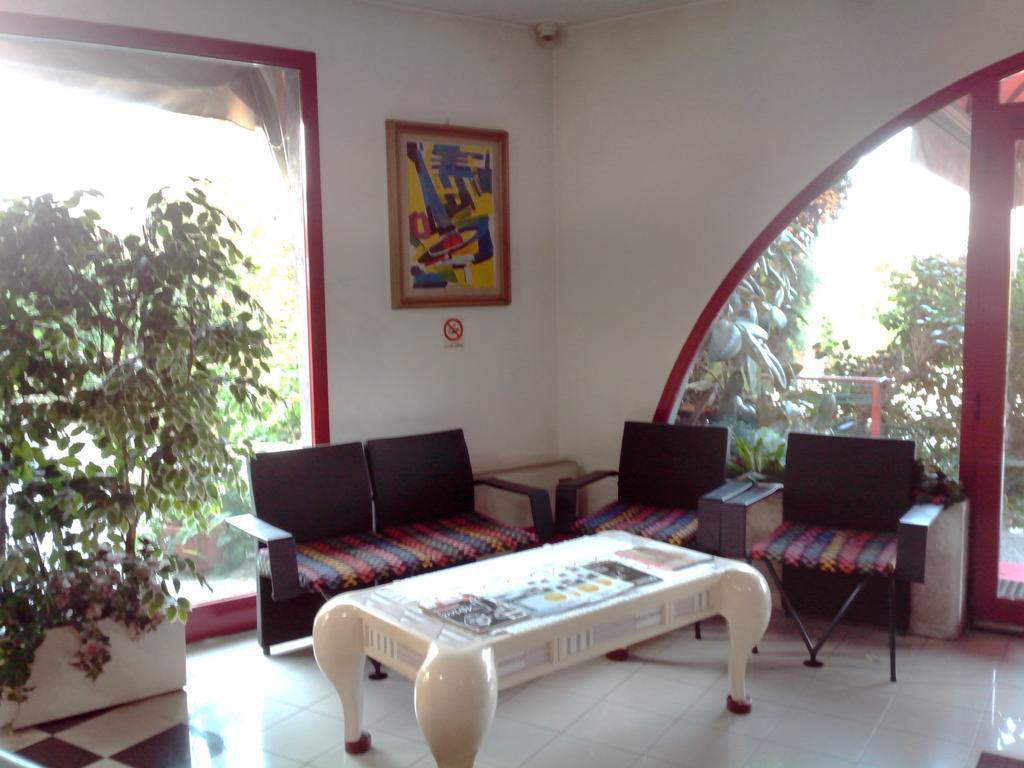 Hotel Niki Tribiano Dış mekan fotoğraf
