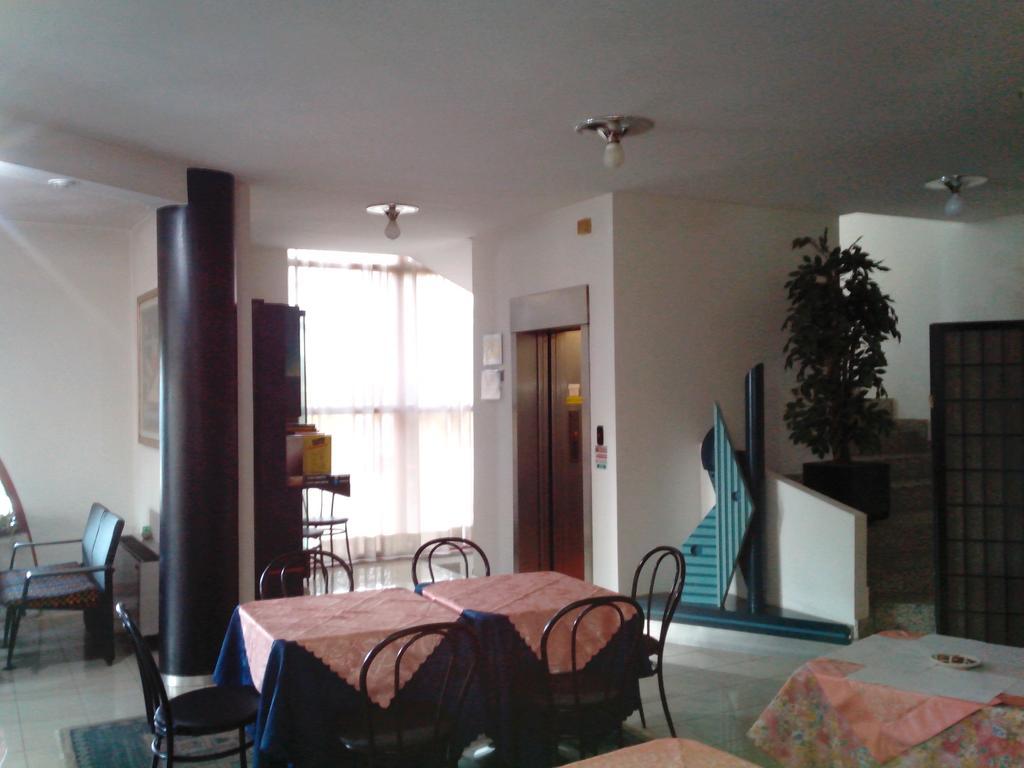 Hotel Niki Tribiano Dış mekan fotoğraf
