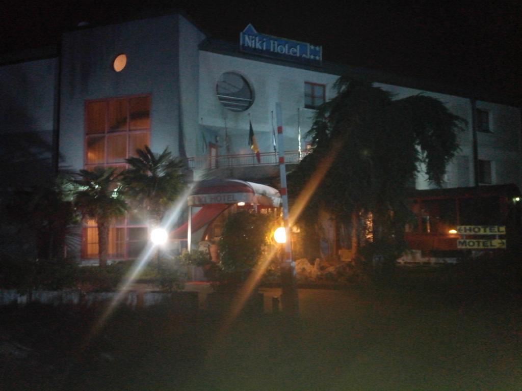 Hotel Niki Tribiano Dış mekan fotoğraf